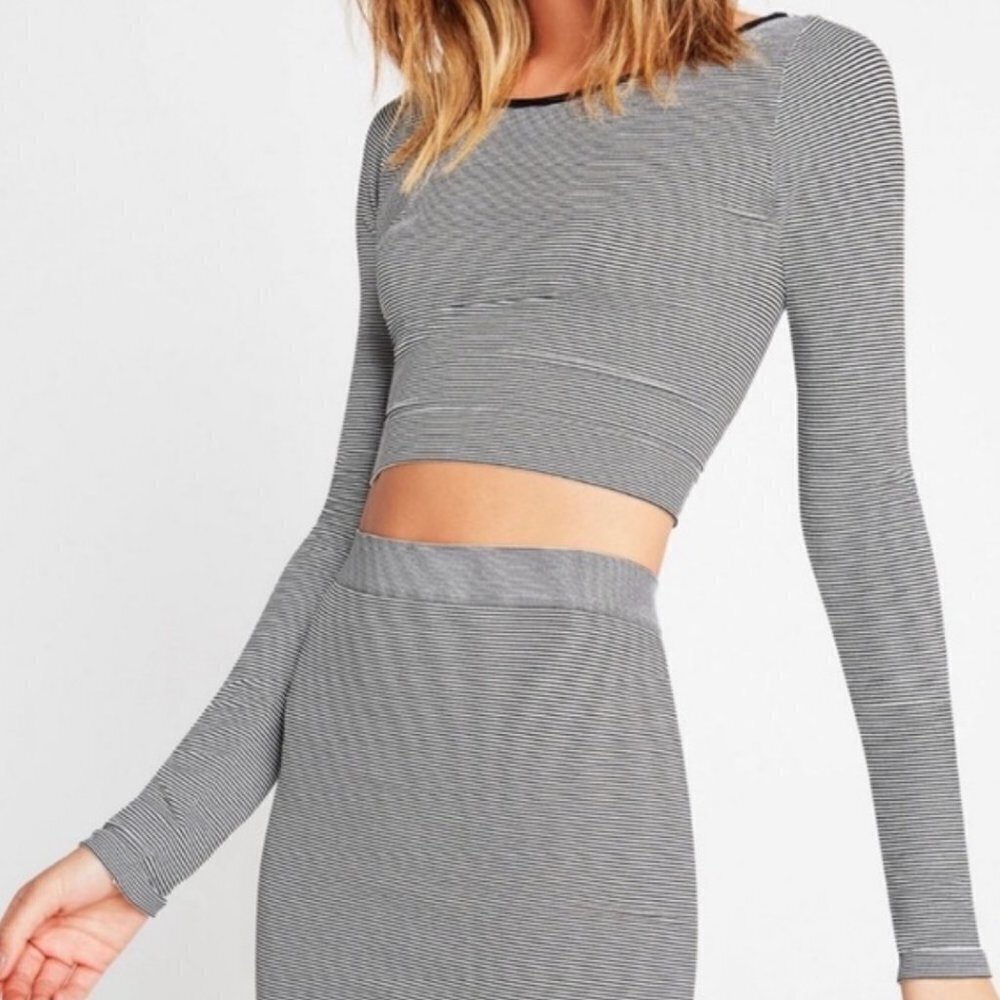 BCBGENERATION Y2K Style Black White Mirco Striped Long Sleeved Stretchy Crop Top